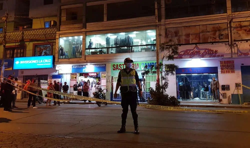 Violento hecho se registró ante la atenta mirada de transeúntes y comerciantes. Foto: Omar Coca/URPI-LR