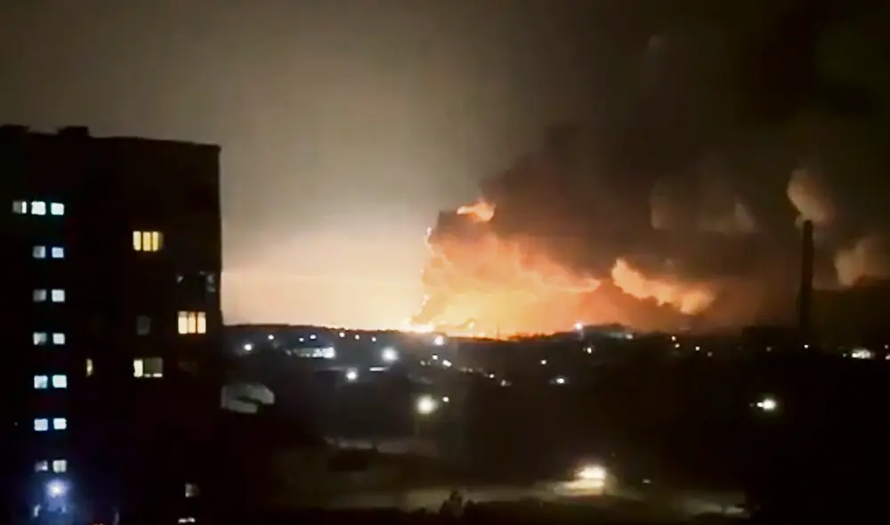 En llamas. Explosión en la capital de Kiev preocupa a cientos de miles. Ellos piden apoyo a la comunidad internacional. Mientras, países vecinos se preparan para una fuerte ola de inmigración. Foto: difusión