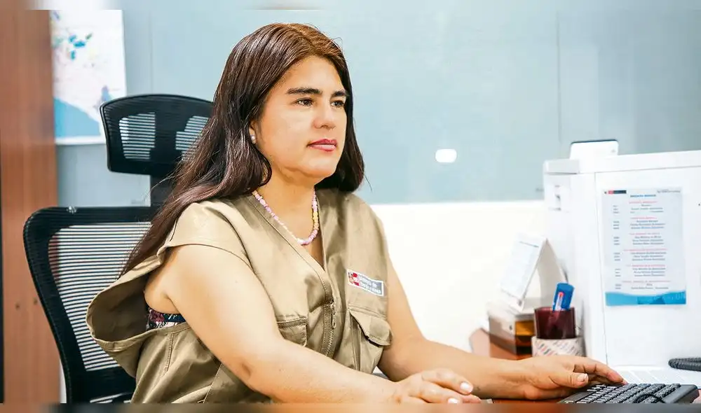 Instalada. Hilda Geldress en su oficina del Minem, su misión será desactivar varios conflictos sociales que amenazan a la minería en el país. Foto: La República