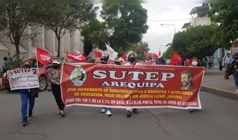 Arequipa. Docentes protagonizan protesta este jueves. Foto: URPI / Alexis Choque Arequipa. Docentes protagonizan protesta este jueves. Foto: URPI / Alexis Choque