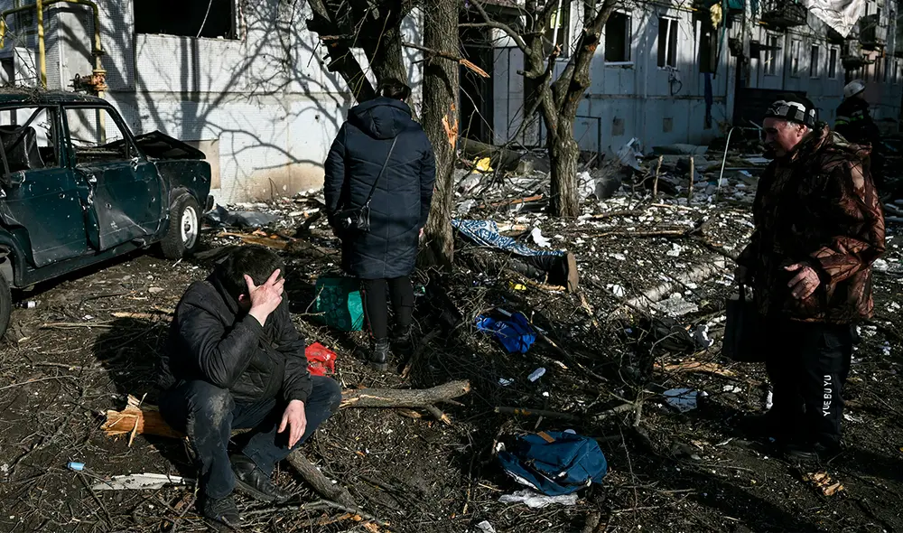 Ciudadanos después de los bombardeos en la ciudad de Chuguiv, en el este de Ucrania, este 24 de febrero. Foto: AFP Ciudadanos después de los bombardeos en la ciudad de Chuguiv, en el este de Ucrania, este 24 de febrero. Foto: AFP