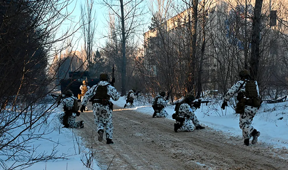 Militares participan en ejercicios tácticos cerca de la planta de energía nuclear de Chernóbil el 4 de febrero de 2022. Foto: AFP