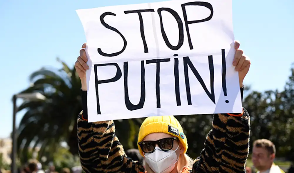 Manifestantes en el mundo piden a Vladimir Putin detener el ataque a Ucrania. Foto: AFP