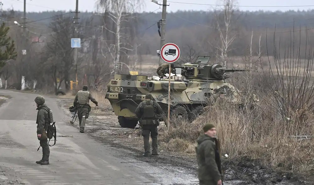 Militares ucranianos cerca de un vehículo blindado de transporte de personal en el noroeste de Kiev. Foto: AFP Militares ucranianos cerca de un vehículo blindado de transporte de personal en el noroeste de Kiev. Foto: AFP