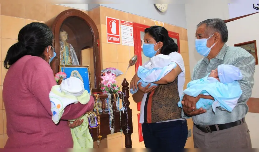 La madre y los abuelos agradecieron la exitosa labor realizada por los médicos especialistas. Foto: EsSalud