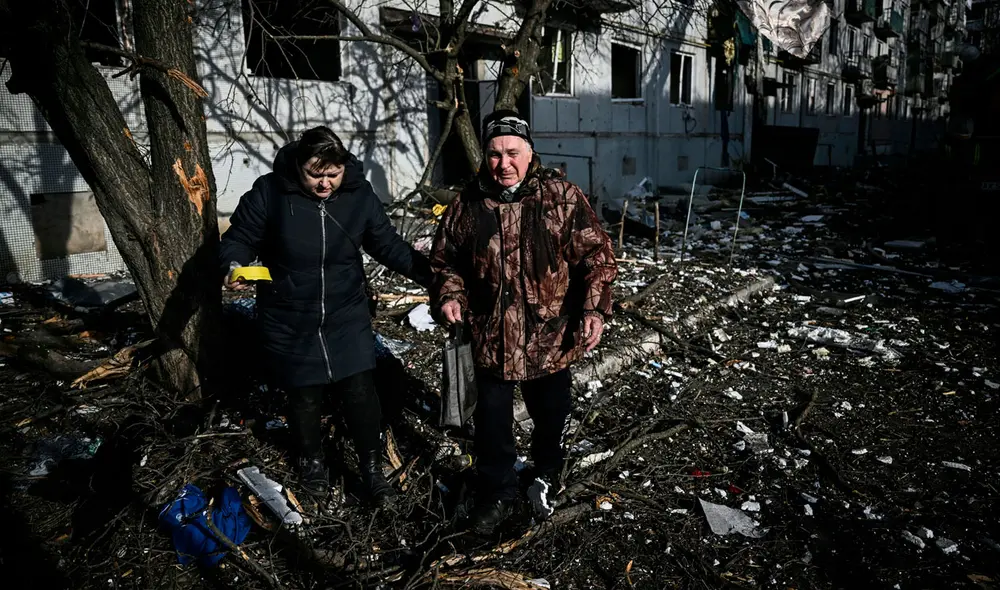 Ciudadanos de Ucrania luego del bombardeo en la ciudad de Chuguiv. Foto: AFP