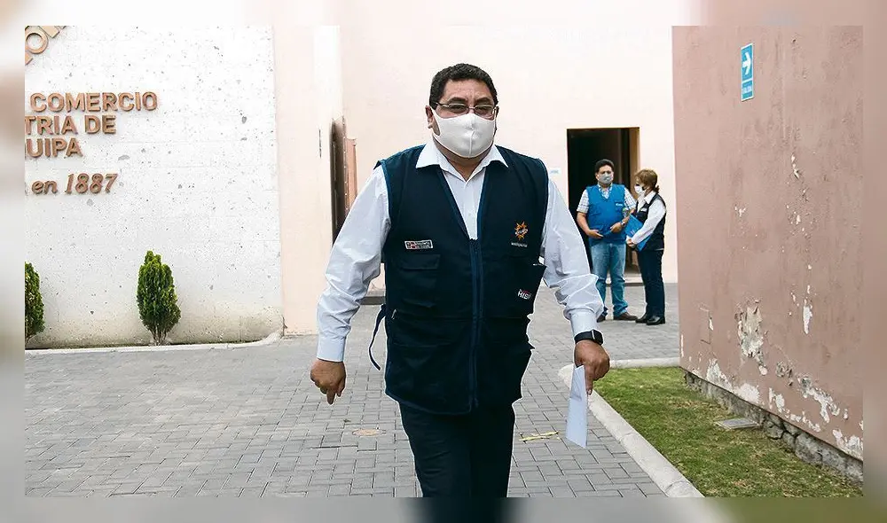 Gerente Edilberto Salazar formalizó su renuncia ante la gobernadora Kimmerlee Gutiérrez. Foto. La República Gerente Edilberto Salazar formalizó su renuncia ante la gobernadora Kimmerlee Gutiérrez. Foto. La República