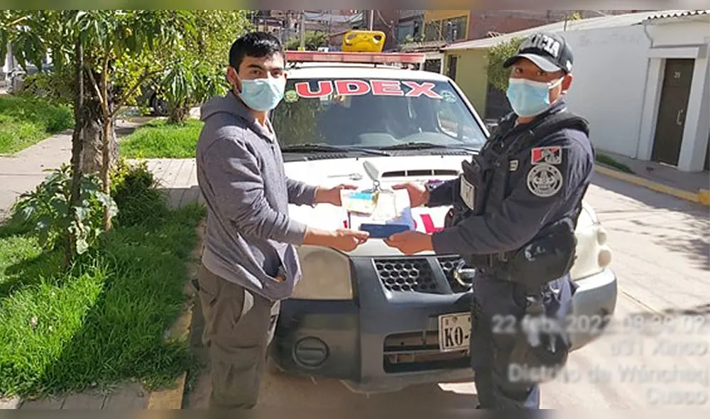 Los agentes del orden llenaron un acta de entrega y devolvieron los objetos hallados. Foto: PNP Los agentes del orden llenaron un acta de entrega y devolvieron los objetos hallados. Foto: PNP