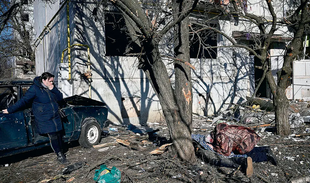 Horror. La guerra empezó a mostrar su rostro más terrible. Los cadáveres empezaron a ser regados en las calles. La destrucción es cada vez más evidente. Foto: AFP Horror. La guerra empezó a mostrar su rostro más terrible. Los cadáveres empezaron a ser regados en las calles. La destrucción es cada vez más evidente. Foto: AFP