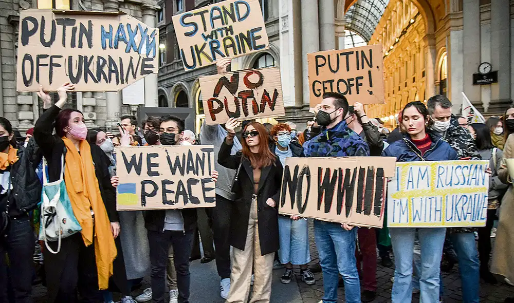 En Italia. Protestas contra la guerra se replicaron en los países europeos. Pidieron a Putin sacar tropas de Ucrania. Foto: EFE