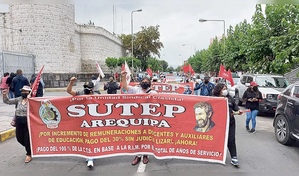 Movilización. Maestros del Sutep exigen que todos los estudiantes se vacunen, de lo contrario alentarán los contagios. Foto: La República Movilización. Maestros del Sutep exigen que todos los estudiantes se vacunen, de lo contrario alentarán los contagios. Foto: La República