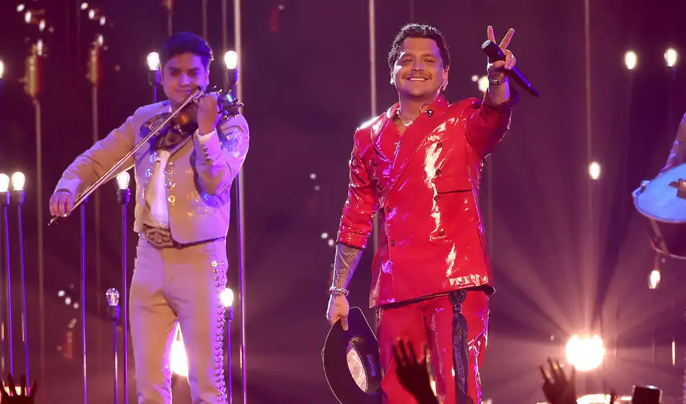 Christian Nodal fue parte del homenaje a Vicente Fernández en Premios Lo Nuestro 2022. Foto: Premio Lo Nuestro/Instagram.