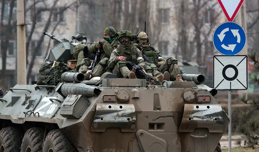 Los militares sobre un vehículo blindado ruso en Armyansk, Crimea, el 25 de febrero de 2022. Foto: AFP