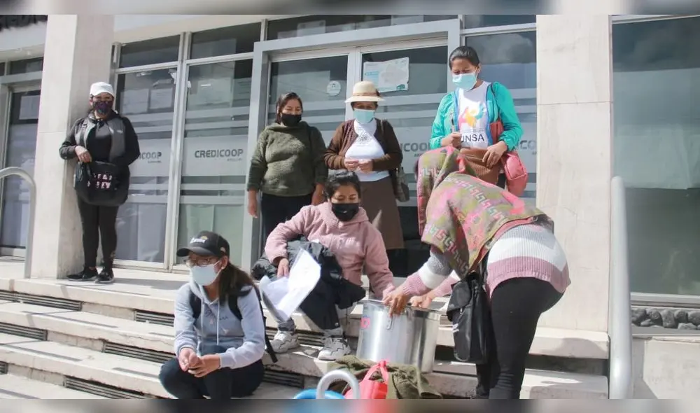Afectados de la Cooperativa Credicoop hacen sentir su malestar. Foto: La República / Zintia Fernández