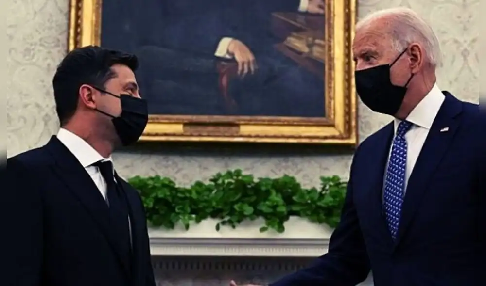 El presidente de Ucrania, Volodímir Zelenski, informó que discutió con su homólogo de Estados Unidos, Joe Biden sobre el fortalecimiento de las sanciones hacia Ucrania. Foto: Twitter