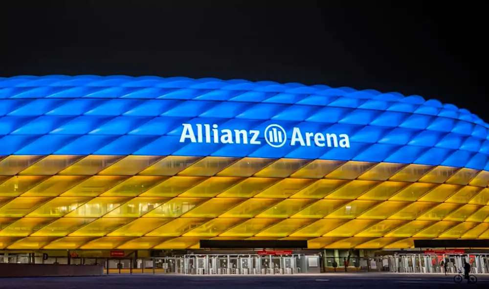 Este viernes 25 de febrero, el Allianz Arena también vestirá los colores de la bandera Ucraniana como muestra de apoyo al país europeo. Foto: web FC Bayern Munich Este viernes 25 de febrero, el Allianz Arena también vestirá los colores de la bandera Ucraniana como muestra de apoyo al país europeo. Foto: web FC Bayern Munich