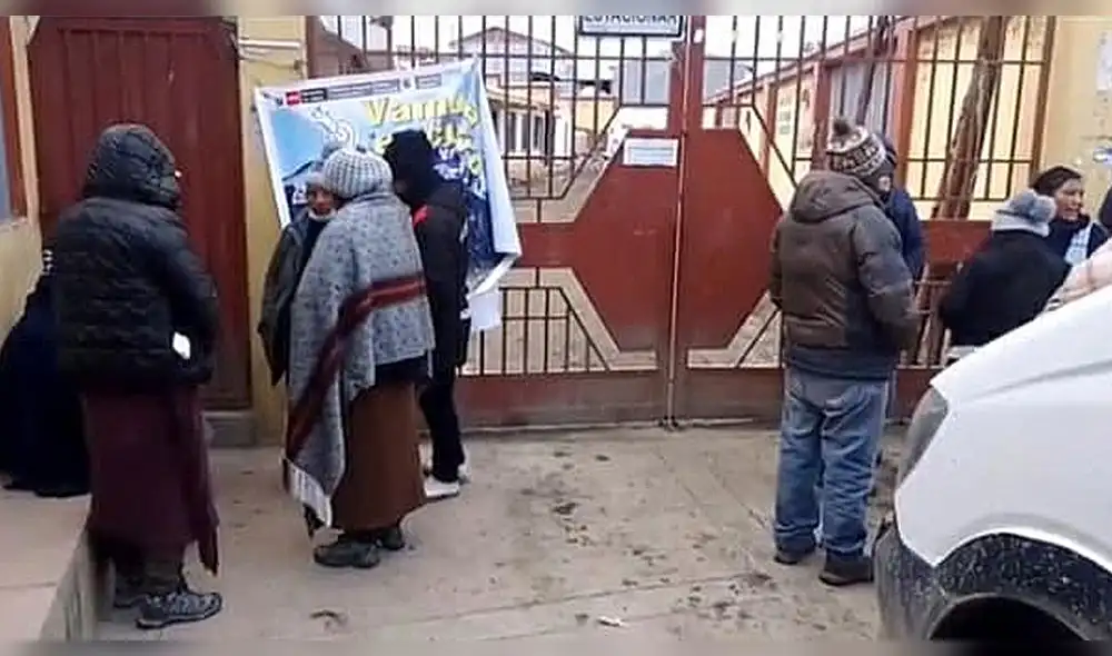 En los exteriores del centro de salud, los familiares de las víctimas exigieron justicia y la captura del sospechoso. Foto: Ritmo plus TV