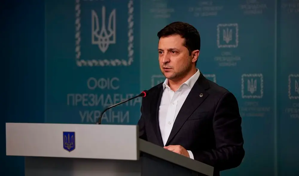 “Estamos todos aquí, nuestros militares están aquí, los ciudadanos, la sociedad, estamos todos aquí, defendiendo nuestra independencia, nuestro Estado”, proclamó Zelenski. Foto: AFP