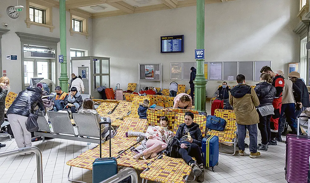 En Polonia. Ucranianos descansan en la estación ferroviaria polaca de Przemysl, convertido en centro de refugiados que huyen de la guerra desatada por Rusia. Foto: AFP En Polonia. Ucranianos descansan en la estación ferroviaria polaca de Przemysl, convertido en centro de refugiados que huyen de la guerra desatada por Rusia. Foto: AFP