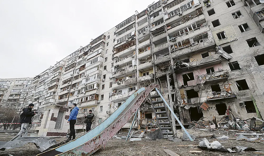 Objetivos civiles. Vladímir Putin aseguró que solo serían bombardeados los objetivos militares, pero este edificio de apartamentos sufrió el ataque de la artillería rusa. Foto: EFE Objetivos civiles. Vladímir Putin aseguró que solo serían bombardeados los objetivos militares, pero este edificio de apartamentos sufrió el ataque de la artillería rusa. Foto: EFE
