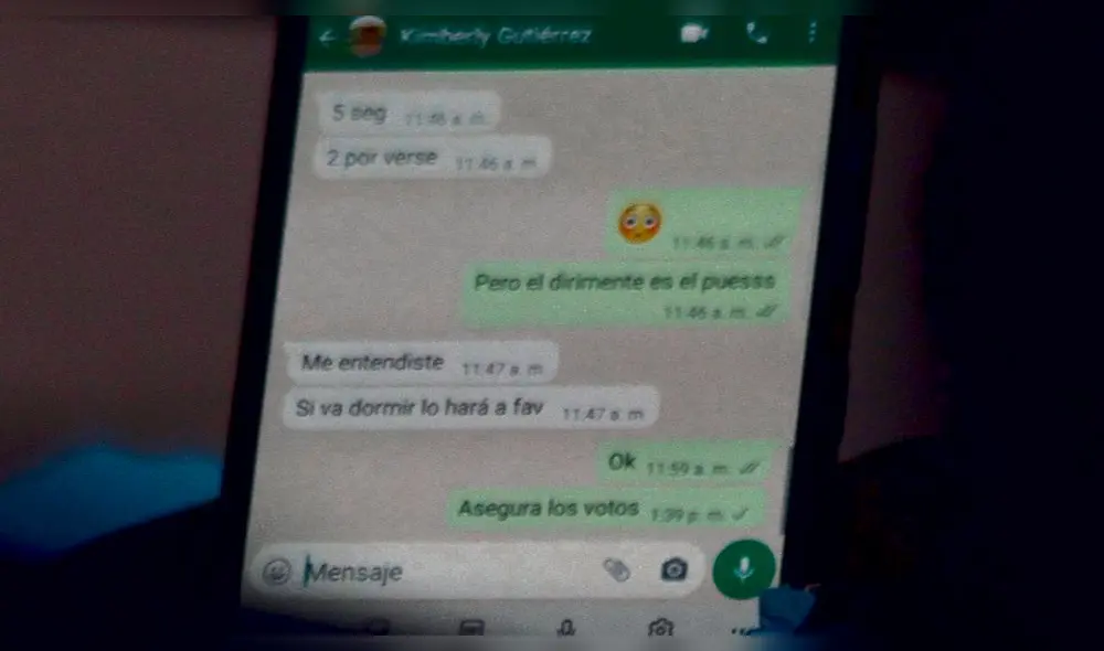 Reportero intrépido. Cuando opositores y adherentes a la adenda llegaron empatados, la gobernadora le escribió este mensaje a Harberth Zuñiga. Ella ya sabía que Hancco dirimiría a favor. Foto: Cortesía Agencia C. AQP