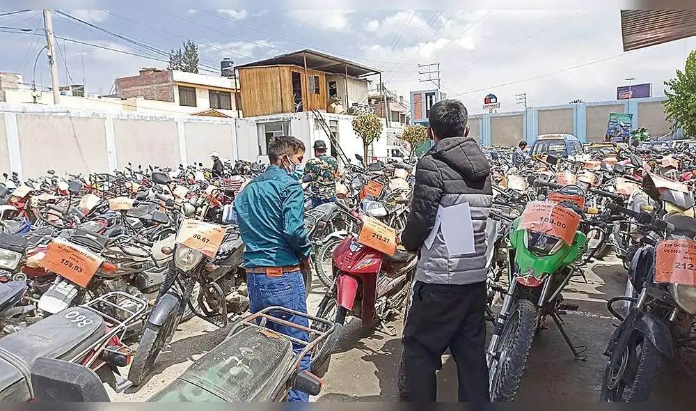 Interesados revisan autos.