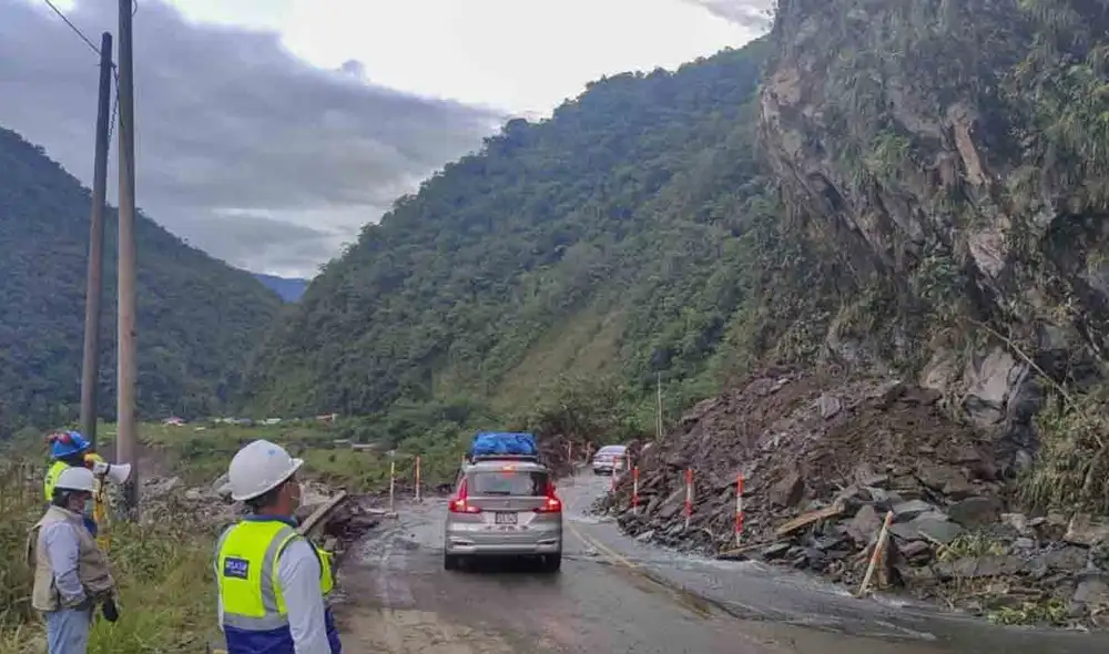 El paso por la zona estuvo restringido y vehículos quedaron varados. Foto: Andina El paso por la zona estuvo restringido y vehículos quedaron varados. Foto: Andina