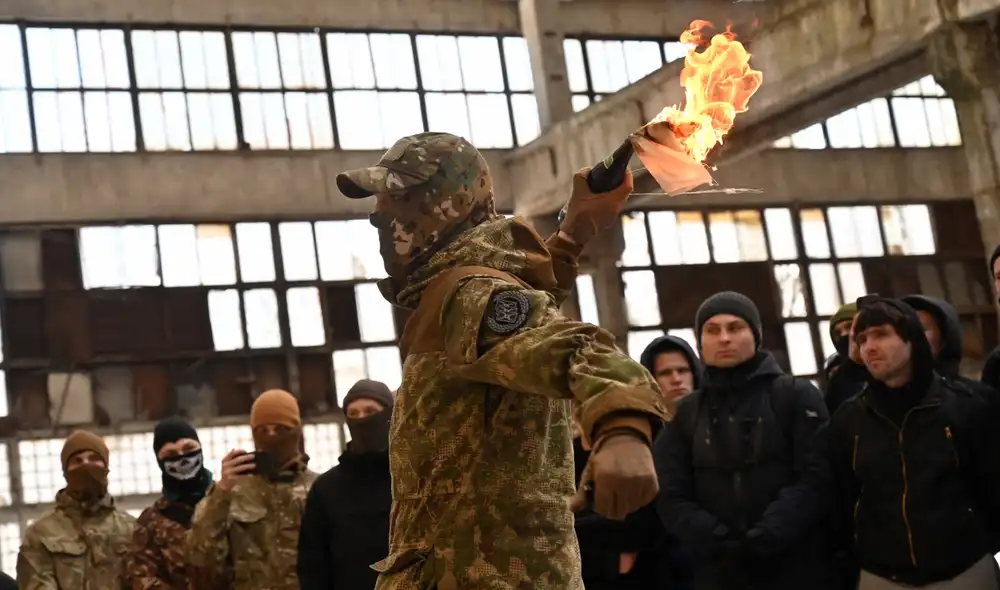 Un instructor militar entrenó a civiles ucranianos en el uso de bombas molotov en Kiev el 6 de febrero del 2022. Foto: AFP Un instructor militar entrenó a civiles ucranianos en el uso de bombas molotov en Kiev el 6 de febrero del 2022. Foto: AFP