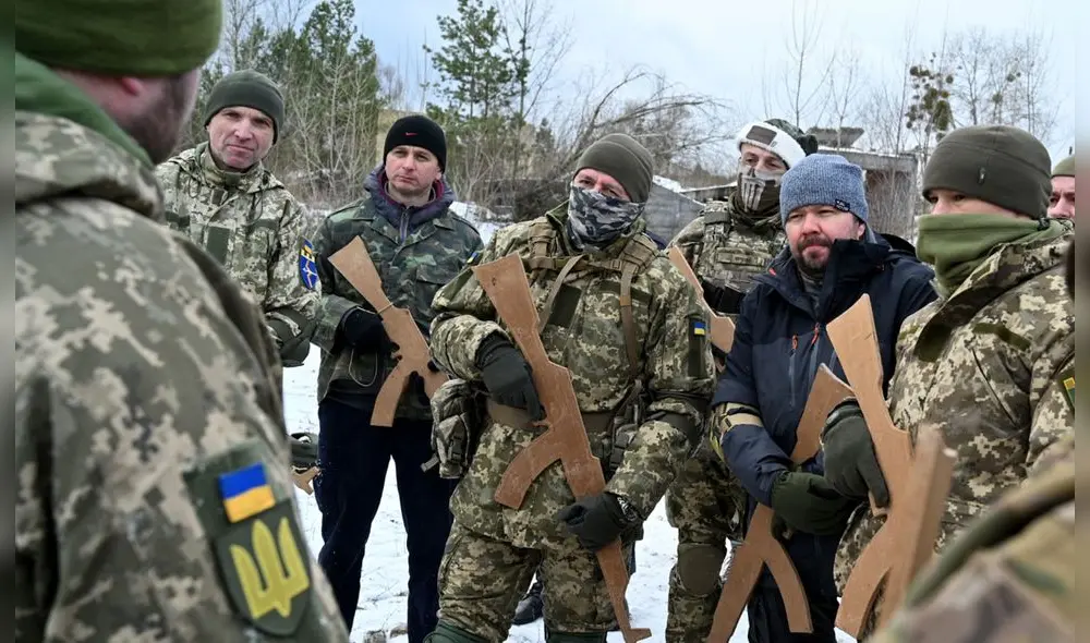 Las Fuerzas de Defensa Territorial de Ucrania participan en un ejercicio militar cerca de Kiev, el 25 de diciembre de 2021. Foto: AFP