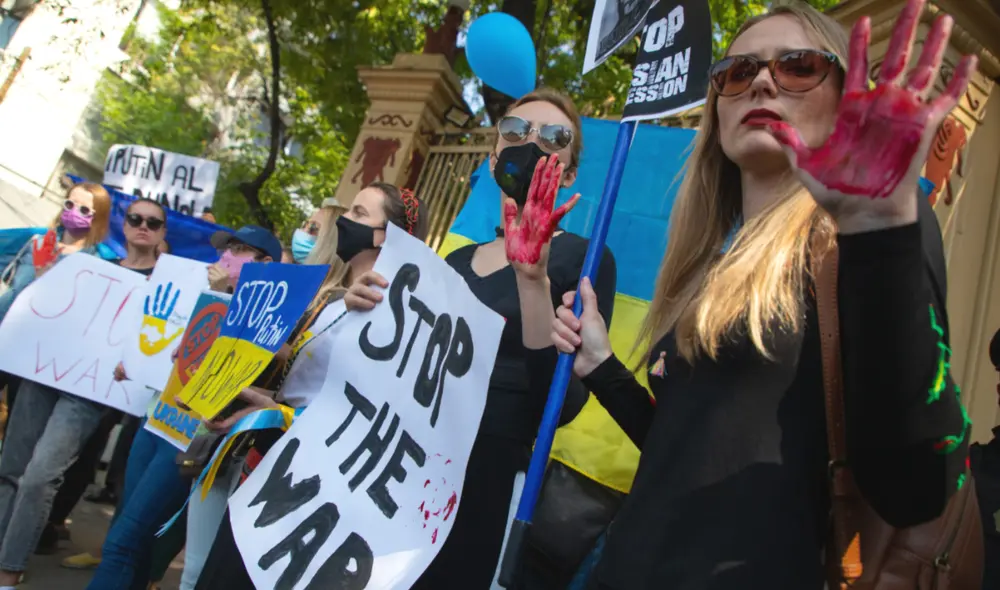Ciudadanía ucraniana en México, Argentina, Estonia y otros países del mundo se manifestaron en contra de la guerra iniciada bélicamente por el Gobierno ruso. "¡Alto a la guerra! ¡No a la guerra, Putin!", exigían. Foto: EFE/ Isaac Esquivel