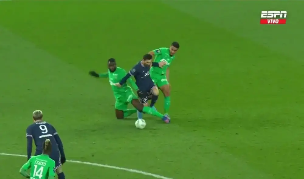 El Parque de los Príncipes ovacionó a Messi tras una falta cerca del área. Foto: captura de ESPN El Parque de los Príncipes ovacionó a Messi tras una falta cerca del área. Foto: captura de ESPN