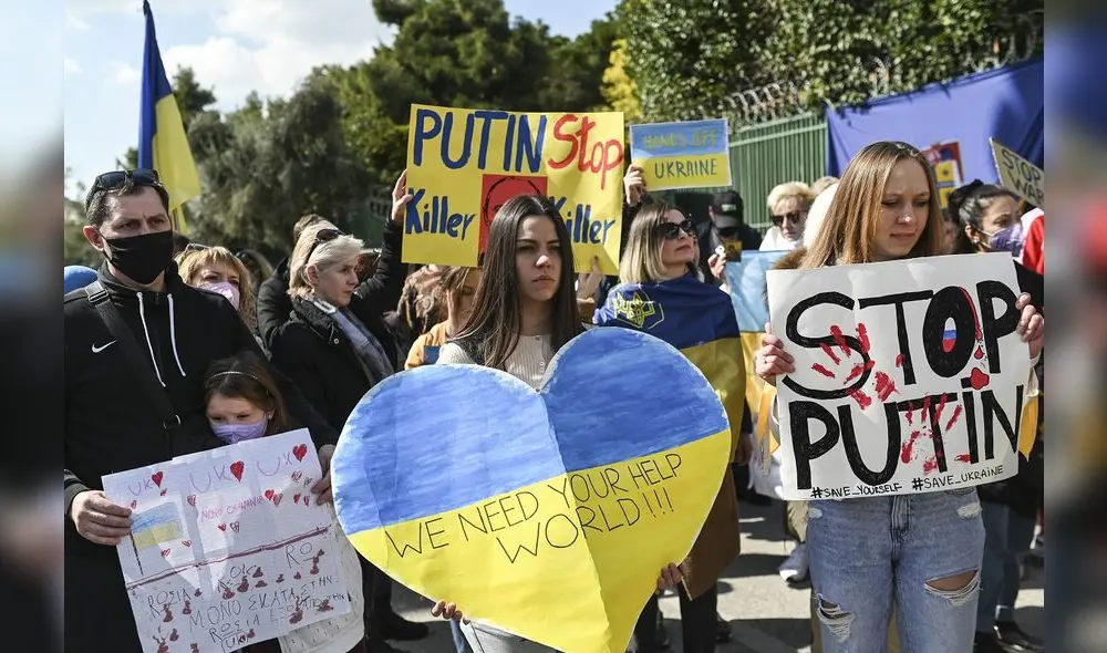 Manifestantes en Grecia sostienen pancartas en apoyo de Ucrania durante una manifestación contra la invasión rusa de Ucrania. Foto: AFP Manifestantes en Grecia sostienen pancartas en apoyo de Ucrania durante una manifestación contra la invasión rusa de Ucrania. Foto: AFP
