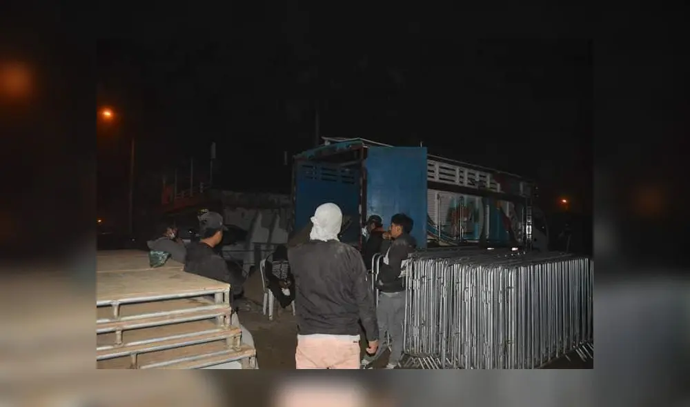 Se paralizó actividad de armar escenario que sería para la presentación del grupo de Agua Marina: Foto: Noticias Trujillo