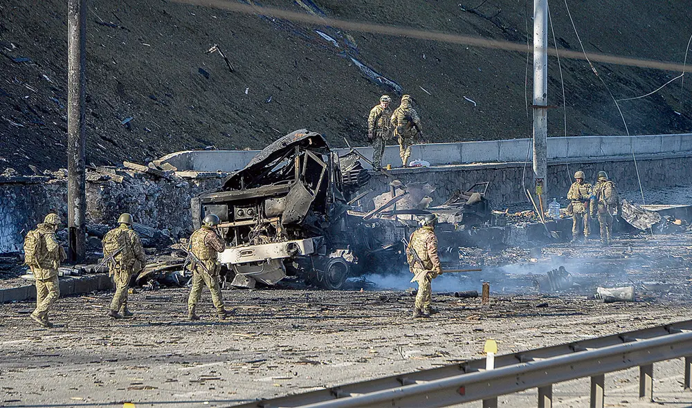 Calle por calle. Soldados ucranianos buscan sobrevivientes entre los escombros de un camión militar impactado por un obús durante los violentos combates callejeros en la capital. Foto: EFE Calle por calle. Soldados ucranianos buscan sobrevivientes entre los escombros de un camión militar impactado por un obús durante los violentos combates callejeros en la capital. Foto: EFE