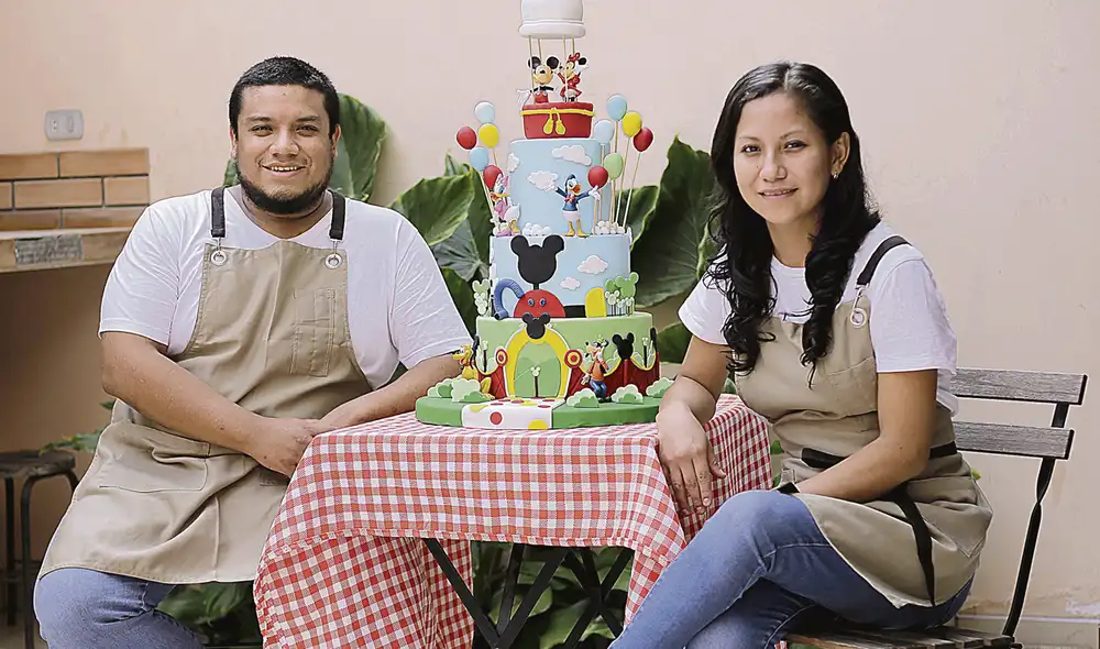 Plataformas como aliado. Johana Castañeda y Marco Cachay, creadores de Awki, utilizan las redes sociales para ofrecer sus productos. Foto: Gerardo Marín/La República Plataformas como aliado. Johana Castañeda y Marco Cachay, creadores de Awki, utilizan las redes sociales para ofrecer sus productos. Foto: Gerardo Marín/La República