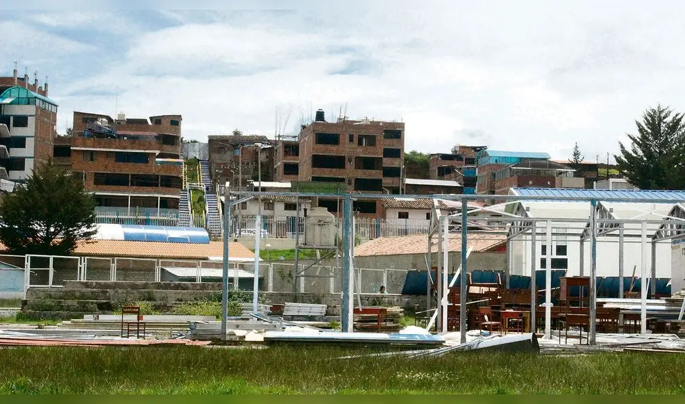 PELIGRO. Institución Educativa Víctor Raúl Haya De la Torre tenía aulas prefabricadas donde estudiaban los niños. Ahora las vienen desmontando. PELIGRO. Institución Educativa Víctor Raúl Haya De la Torre tenía aulas prefabricadas donde estudiaban los niños. Ahora las vienen desmontando.
