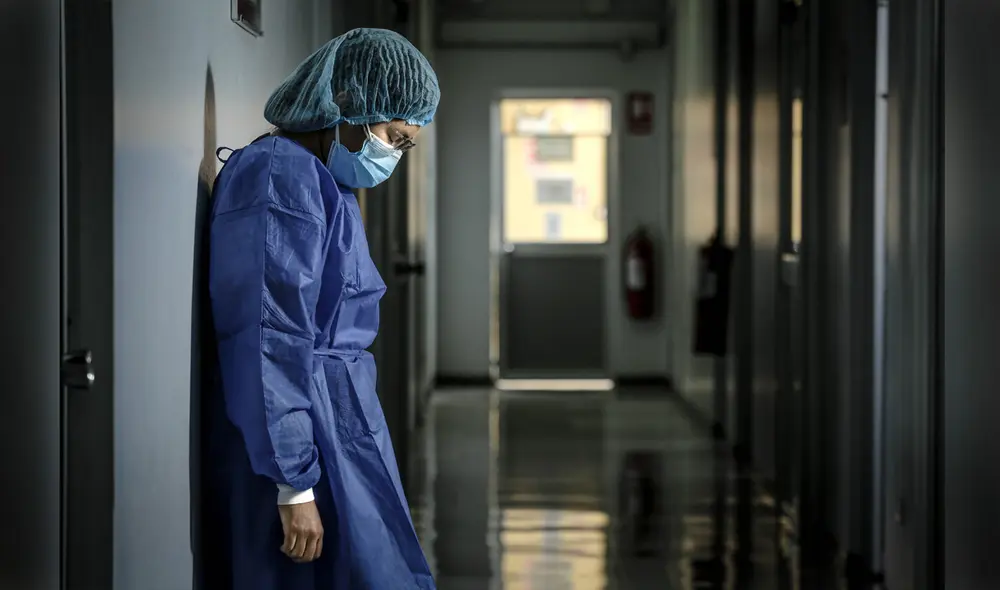 El personal de salud llevó sus capacidades al límite con jornadas prolongadas y rodeados de muerte. Foto: John Reyes/La República El personal de salud llevó sus capacidades al límite con jornadas prolongadas y rodeados de muerte. Foto: John Reyes/La República