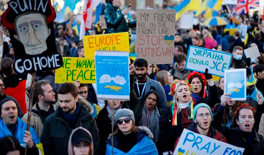 Manifestación en Londres contra la invasión rusa en Ucrania. Foto: AFP / Video: DW