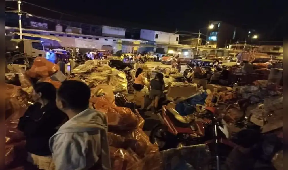 Comerciantes lograron rescatar parte de su mercadería. Foto: Facebook.