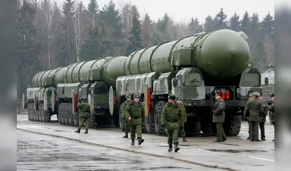 Convoy de sistemas de lanza misiles balísticos intercontinentales Topol SS-25, del ejército ruso. Foto: AFP