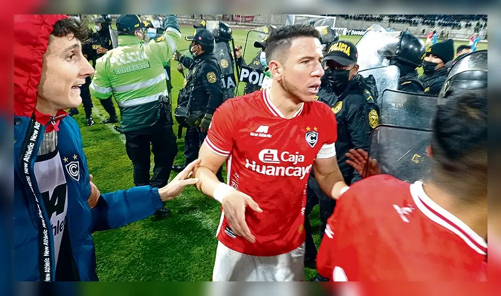 Calma. Ugarriza tranquiliza a los compañeros en Juliaca