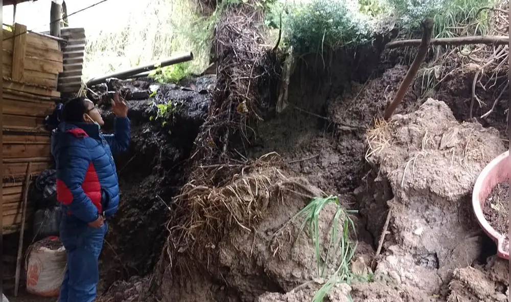 Las autoridades entregaron bienes de ayuda a la familia afectada y ayudaron en el techado. Foto: COER Áncash. Las autoridades entregaron bienes de ayuda a la familia afectada y ayudaron en el techado. Foto: COER Áncash.