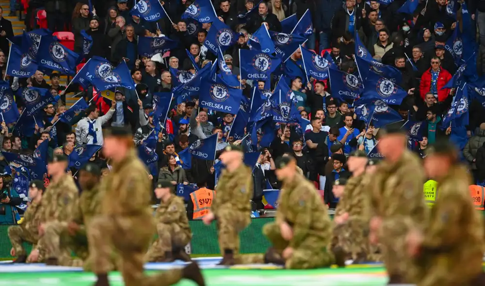 Durante la final de la Carabao Cup este domingo entre Chelsea y Liverpool, los hinchas expresaron muestras de apoyo a Ucrania. Foto: EFE