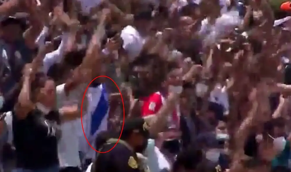 El gol de Alianza Lima puso a celebrar a un hincha que estaba con la camiseta de Alianza Atlético. Foto: captura Gol Perú El gol de Alianza Lima puso a celebrar a un hincha que estaba con la camiseta de Alianza Atlético. Foto: captura Gol Perú