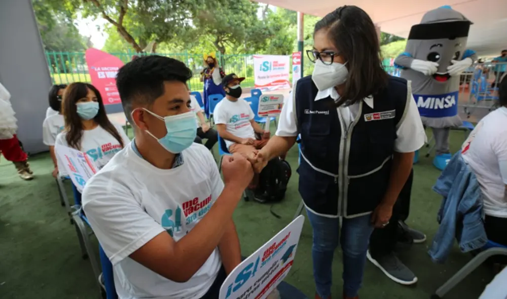 María Elena Martínez supervisó la inoculación contra la COVID-19 en el vacunatorio del Campo de Marte. Foto: Minsa