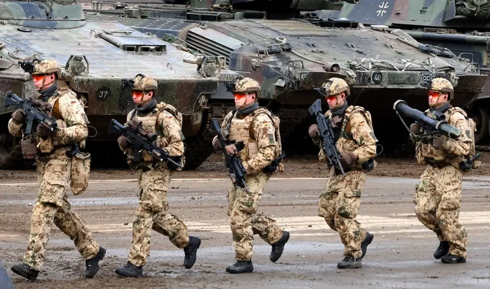 "El objetivo es desarrollar un ejército poderoso, avanzado y que nos proteja de una manera fiable", argumentó el canciller de Alemania. Foto: AFP