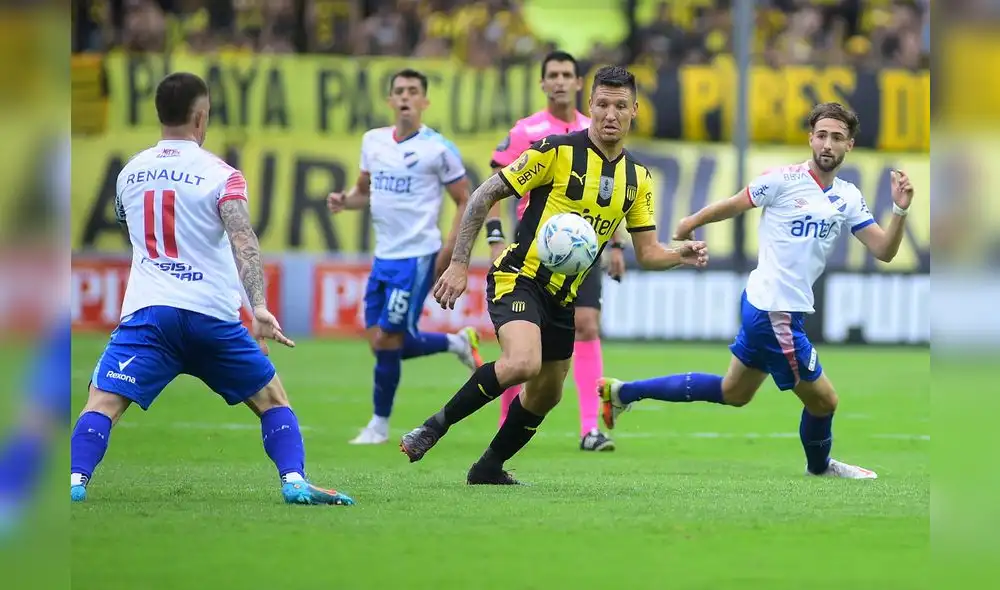 Peñarol se fue al descanso ganando 1-0 a Nacional. Foto: EFE Peñarol se fue al descanso ganando 1-0 a Nacional. Foto: EFE