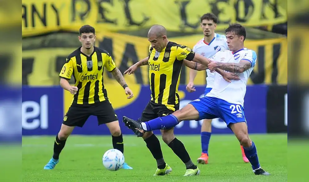 Peñarol se fue al descanso ganando 1-0 a Nacional. Foto: EFE Peñarol se fue al descanso ganando 1-0 a Nacional. Foto: EFE