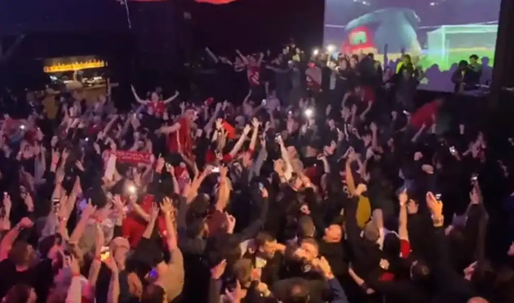 Liverpool ganó la Carabao Cup a Chelsea y los hinchas celebraron. Foto: captura Twitter Liverpool ganó la Carabao Cup a Chelsea y los hinchas celebraron. Foto: captura Twitter