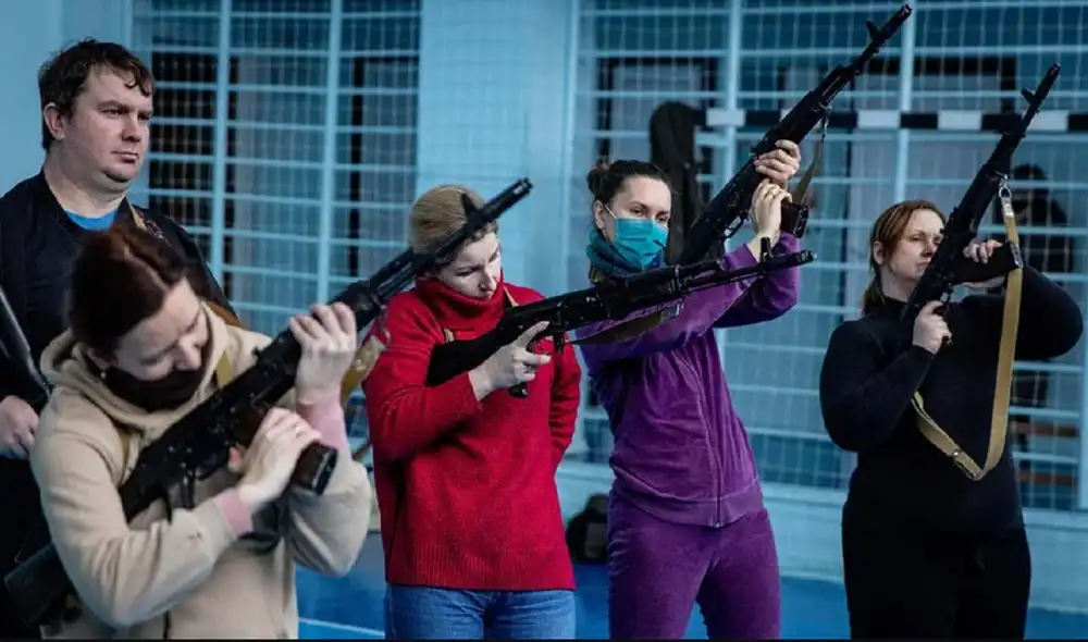 Un grupo de mujeres reciben entrenamiento militar en uno de los barrios de Kiev donde van a integrar la defensa popular. Foto Raión de Pechersk Un grupo de mujeres reciben entrenamiento militar en uno de los barrios de Kiev donde van a integrar la defensa popular. Foto Raión de Pechersk